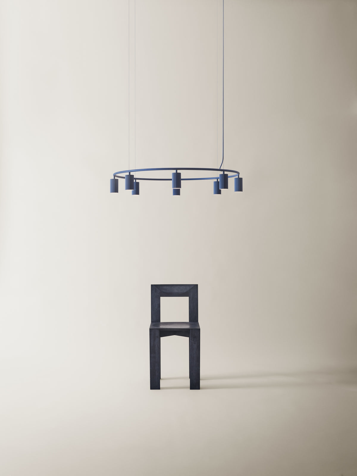 Pholc Donna ring chandelier by Nina Jobs and Stina Sandwall – Circle 100 (39.4 in) Midnight Blue, studio view