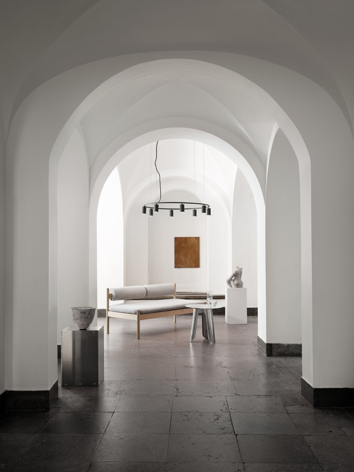 Pholc Donna ring chandelier by Nina Jobs and Stina Sandwall – Circle 100 (39.4 in) Black Ink, styled in a room (2)