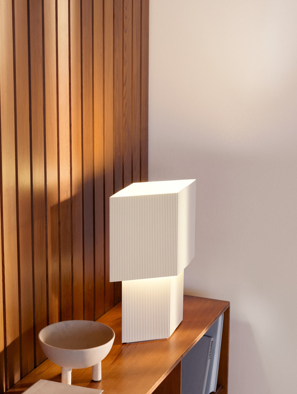 Pholc Romb table lamp by Broberg & Ridderstråle – Romb 36 (14.2 in) Cotton, styled in a room