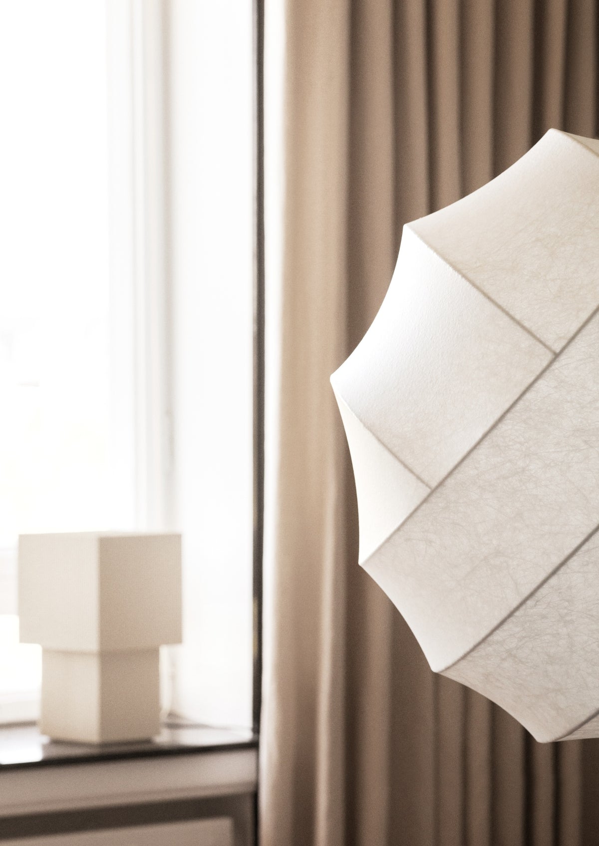 Pholc Romb table lamp by Broberg & Ridderstråle – Romb 48 (18.9 in) Cotton, styled in a room (2)