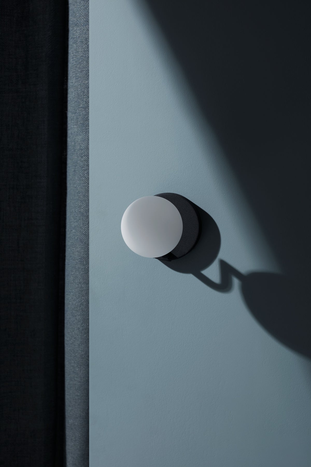 Pholc Mobil wall light by Monika Mulder – Black and Opal, studio view