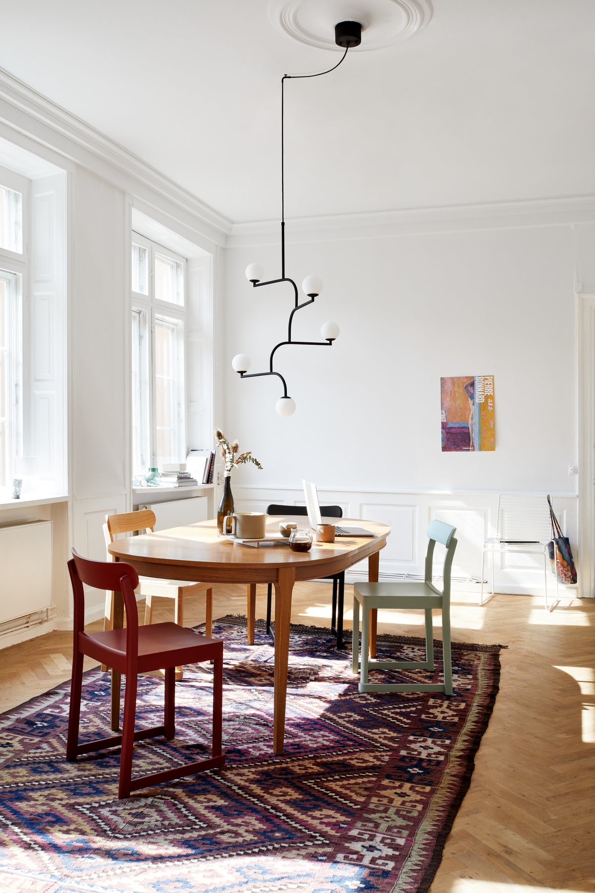 Pholc Mobil chandelier by Monika Mulder – Mobil 100 (5 lights) Black and Opal, styled in a room (4)