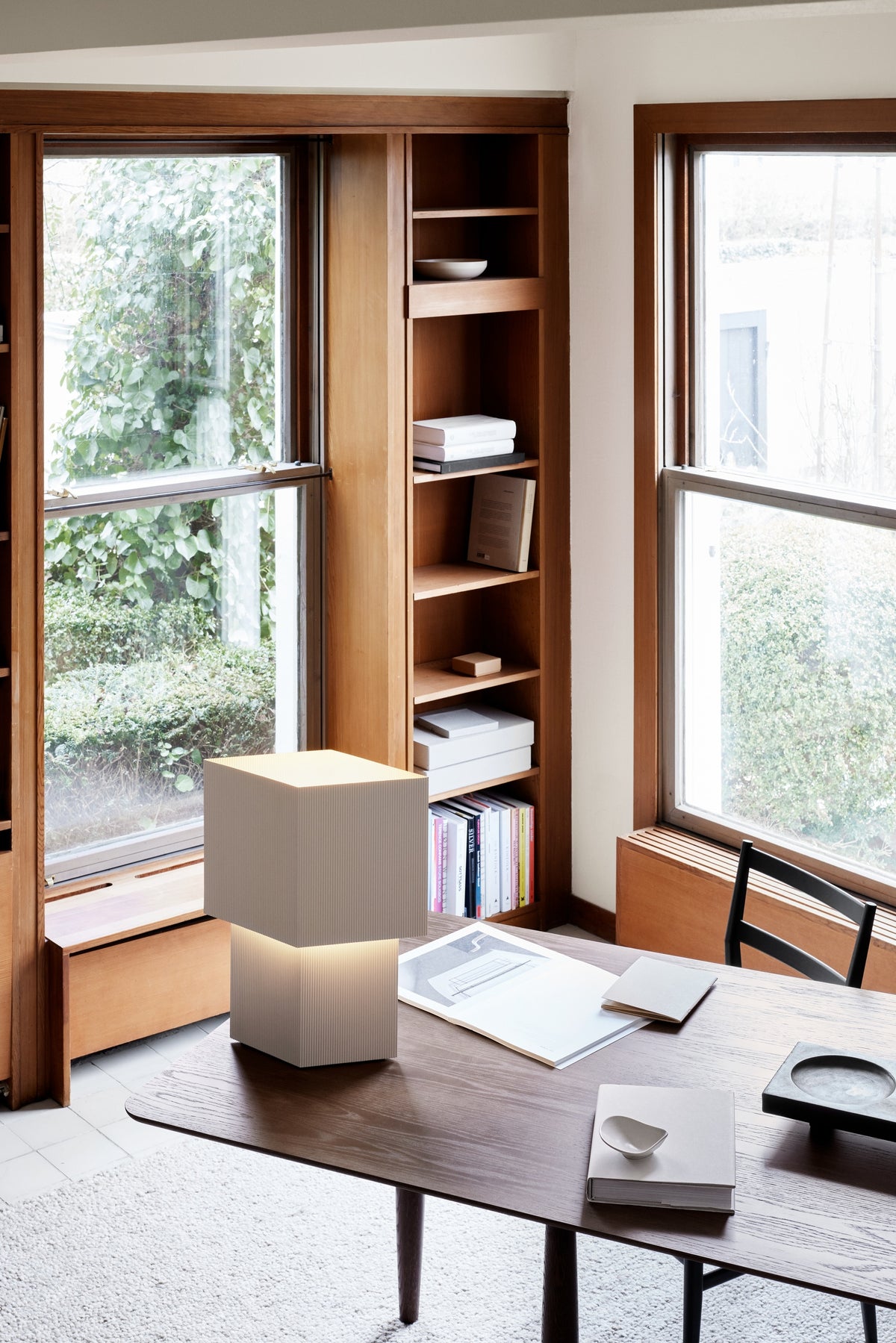 Pholc Romb table lamp by Broberg & Ridderstråle – Romb 48 (18.9 in) Cotton, styled in a room (3)