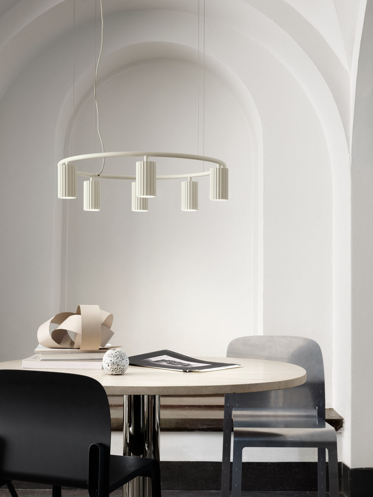 Pholc Donna ring chandelier by Nina Jobs and Stina Sandwall – Circle 60 (23.6 in) Linen, styled in a room