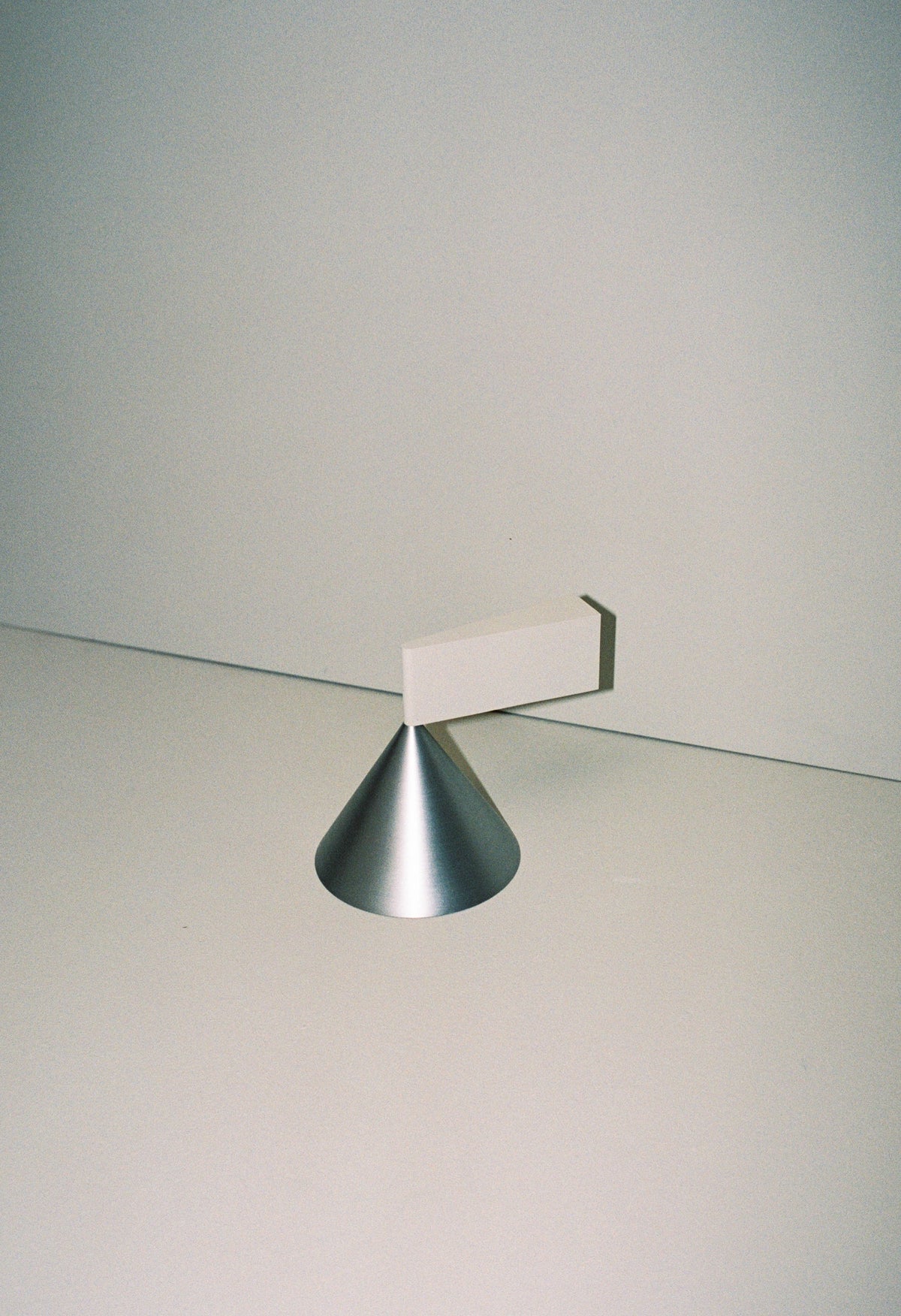 Pholc Apollo wall light by Broberg & Ridderstråle – Apollo 14 (single cone) Turtledove and Aluminum, studio view