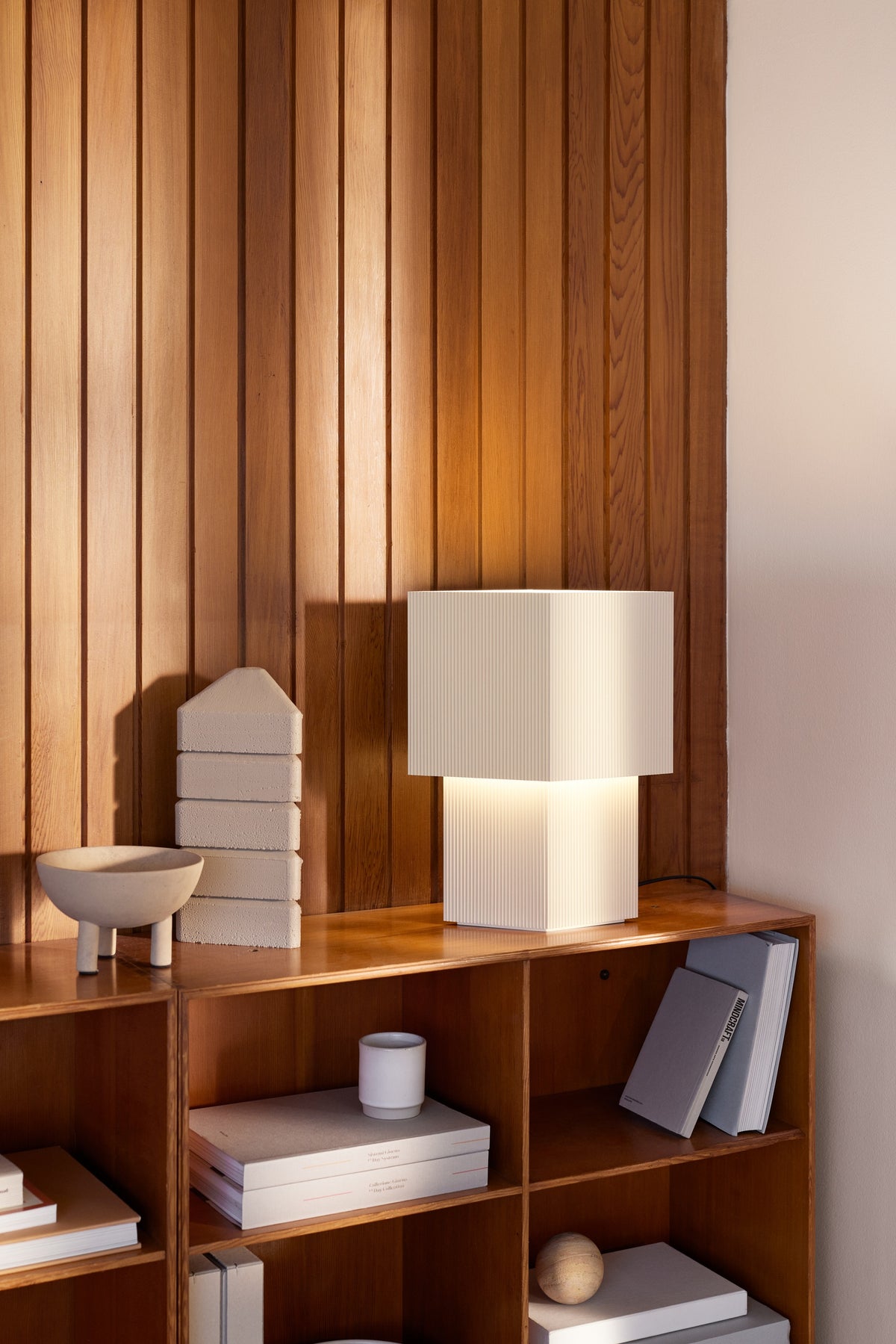Pholc Romb table lamp by Broberg & Ridderstråle – Romb 36 (14.2 in) Cotton, styled in a room (2)