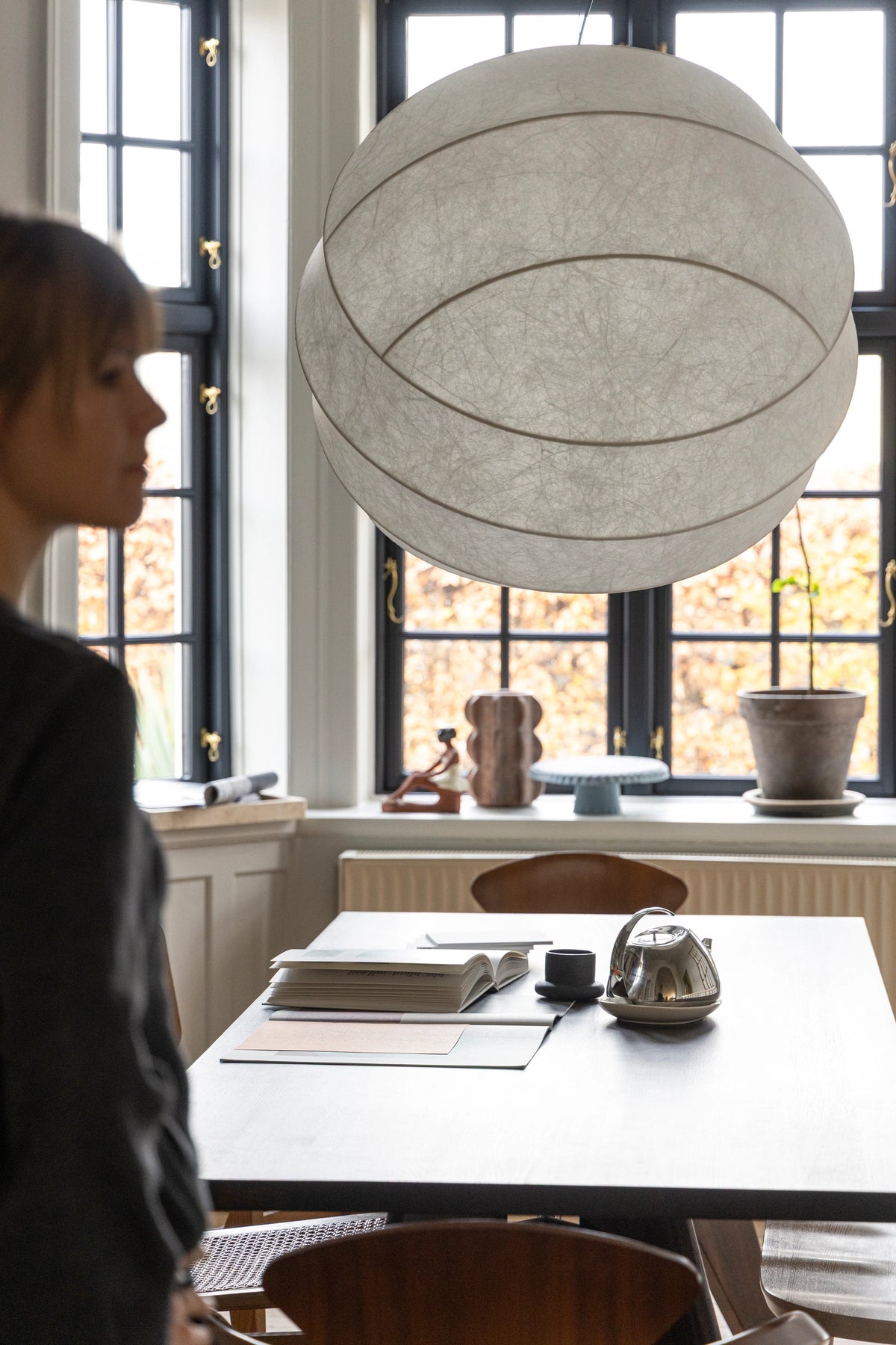 Pholc Turner cocoon pendant light by Broberg & Ridderstråle – Turner 80 in a Stockholm apartment