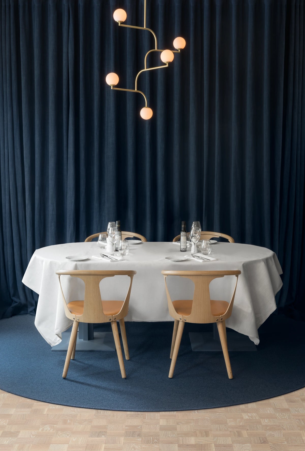 Pholc Mobil chandelier by Monika Mulder – Mobil 100 (5 lights) Brass and Opal, in a Pholc reference project
