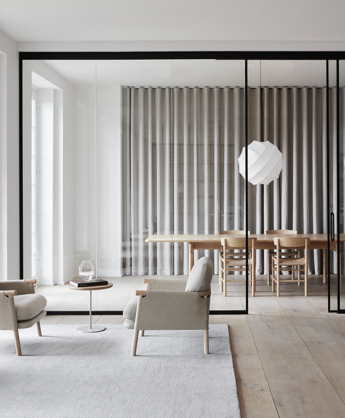 Pholc Turner cocoon pendant light by Broberg & Ridderstråle – Turner 65 in a living room