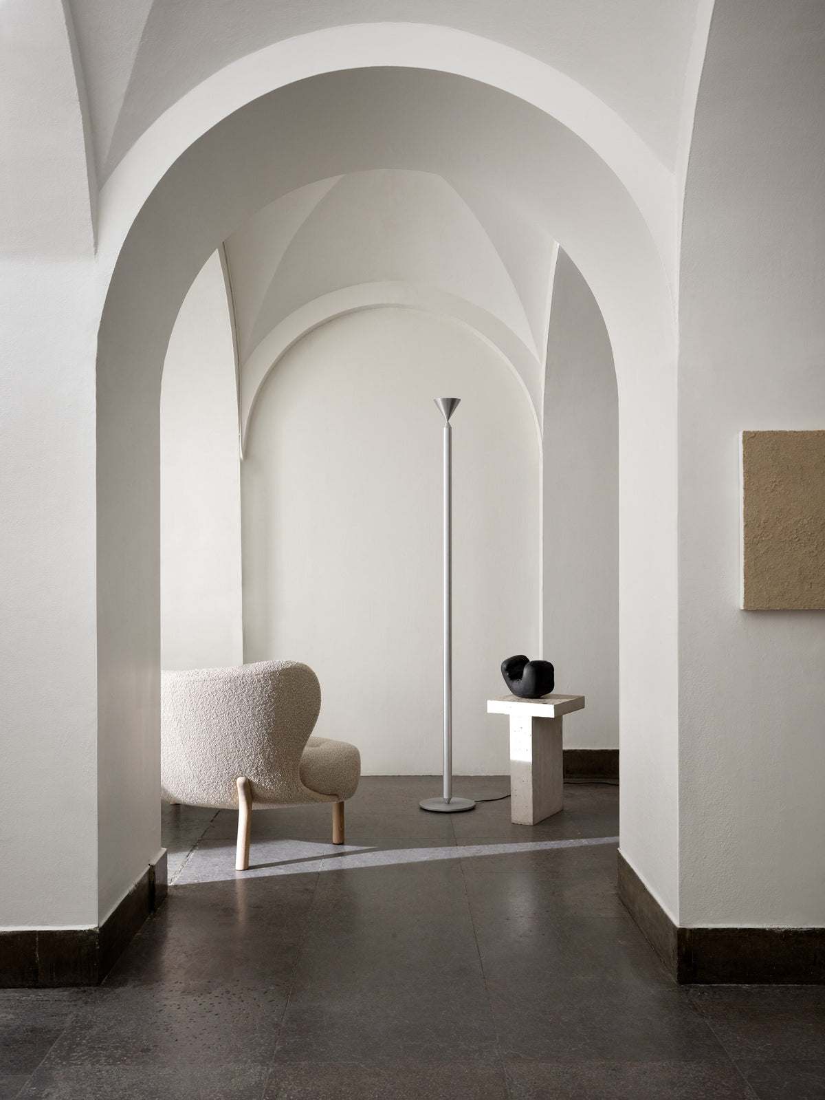 Pholc Apollo floor lamp by Broberg & Ridderstråle – Aluminum, styled in a room (4)