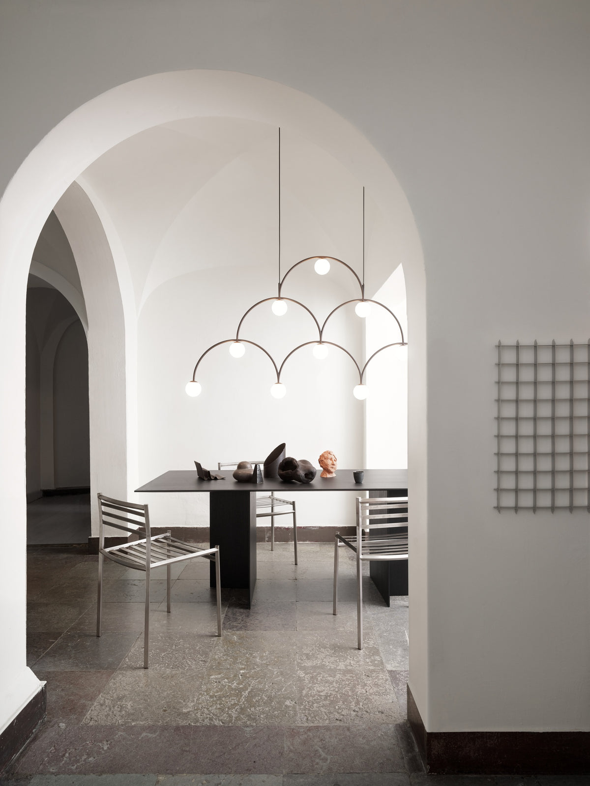 Pholc Bounce chandelier by Monika Mulder – Bounce 169 (66.5 in, 10 lights), styled in a room