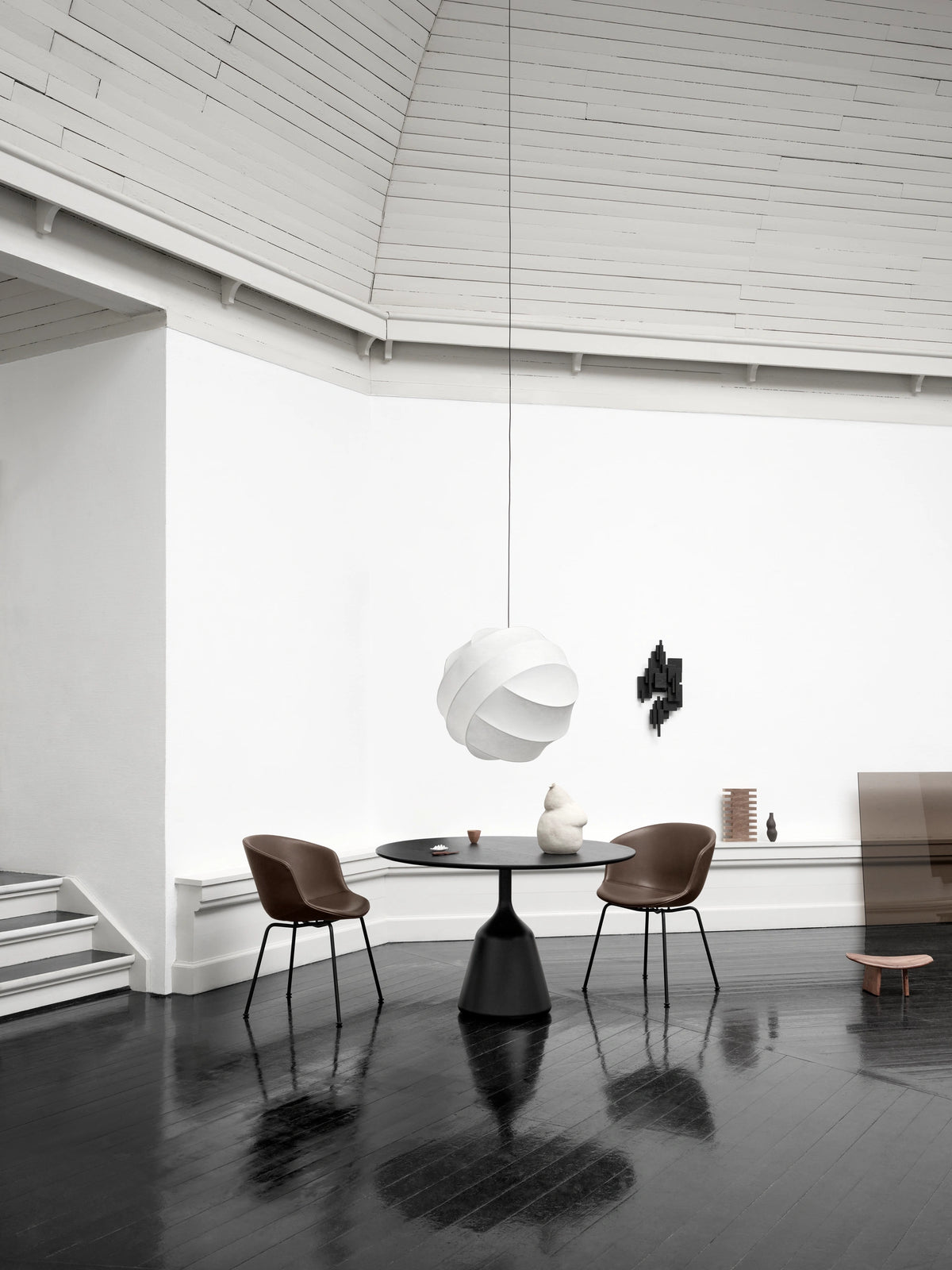 Pholc Turner cocoon pendant light by Broberg & Ridderstråle – Turner 65 above a sofa