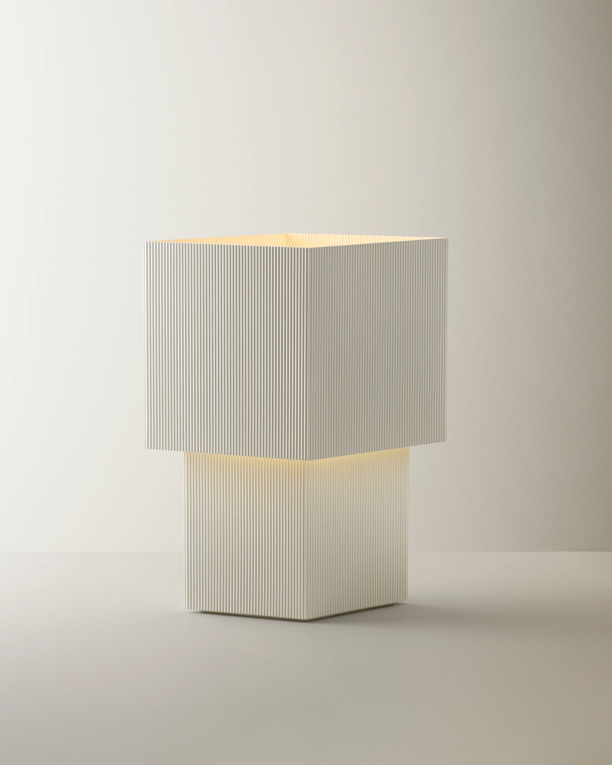 Pholc Romb table lamp by Broberg & Ridderstråle – Romb 48 (18.9 in) Cotton, studio view