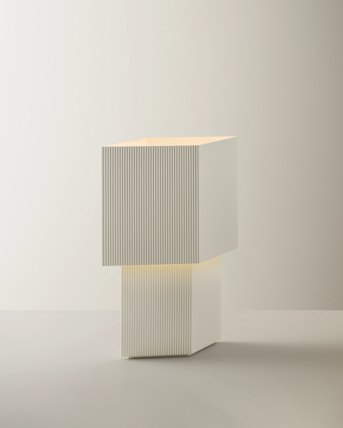 Pholc Romb table lamp by Broberg & Ridderstråle – Romb 48 (18.9 in) Cotton, studio view (2)