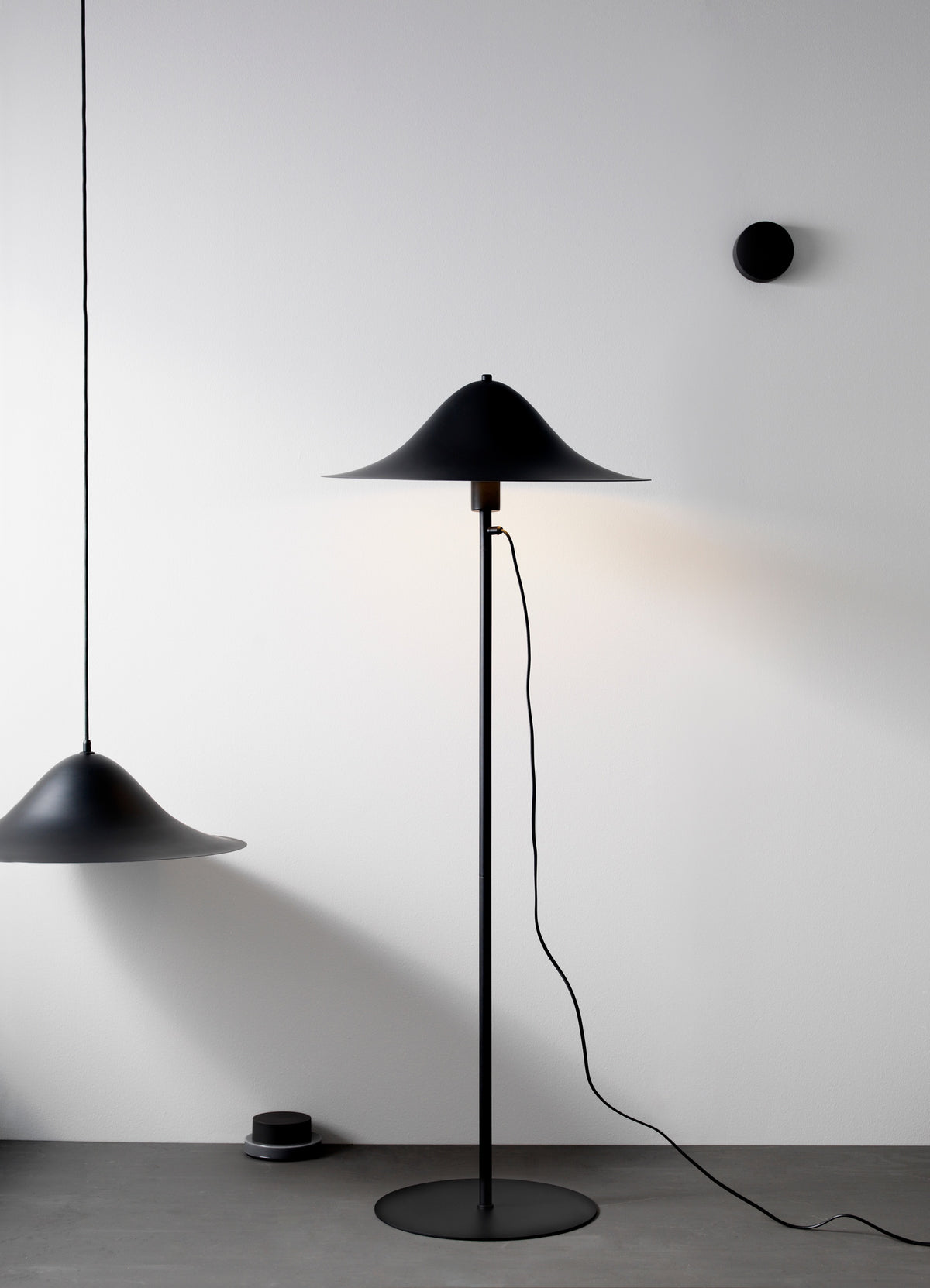Pholc Hans floor lamp by Monika Mulder – Black, studio view