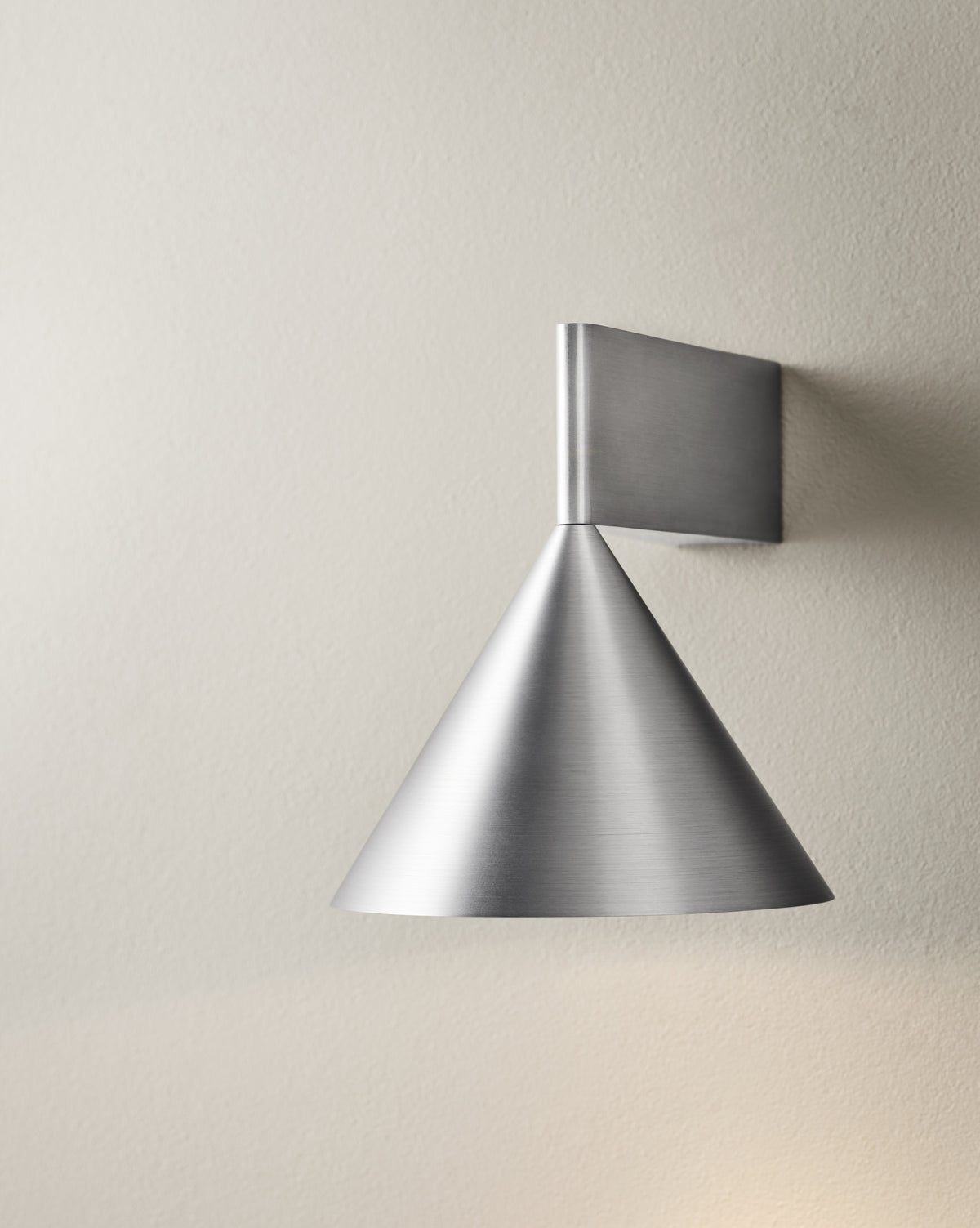 Pholc Apollo wall light by Broberg & Ridderstråle – Apollo 14 (single cone) Aluminum, studio view (3)