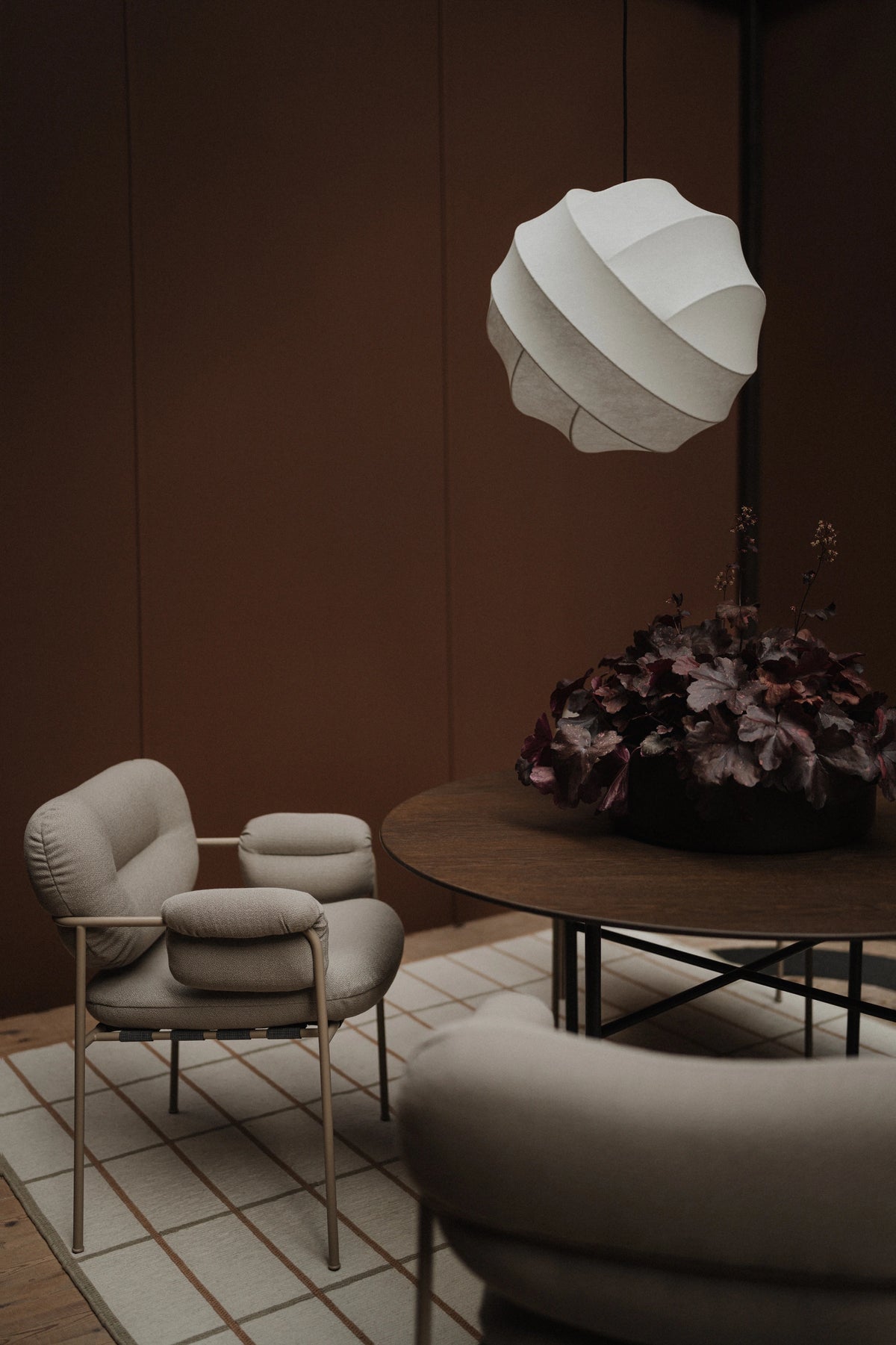 Pholc Turner cocoon pendant light by Broberg & Ridderstråle – Turner 65 in a dark lounge