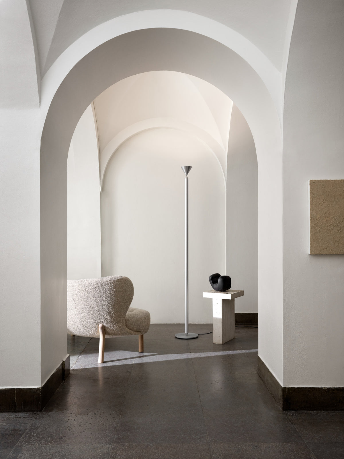 Pholc Apollo floor lamp by Broberg & Ridderstråle – Aluminum, styled in a room (5)