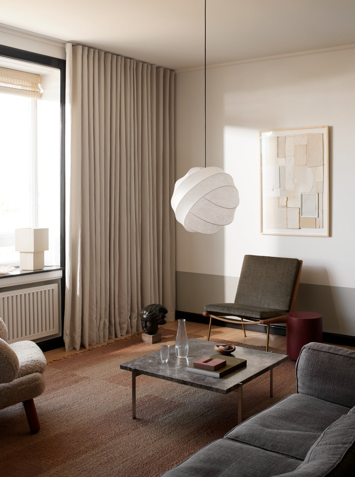 Pholc Romb table lamp by Broberg & Ridderstråle – Romb 48 (18.9 in) Cotton, styled in a room