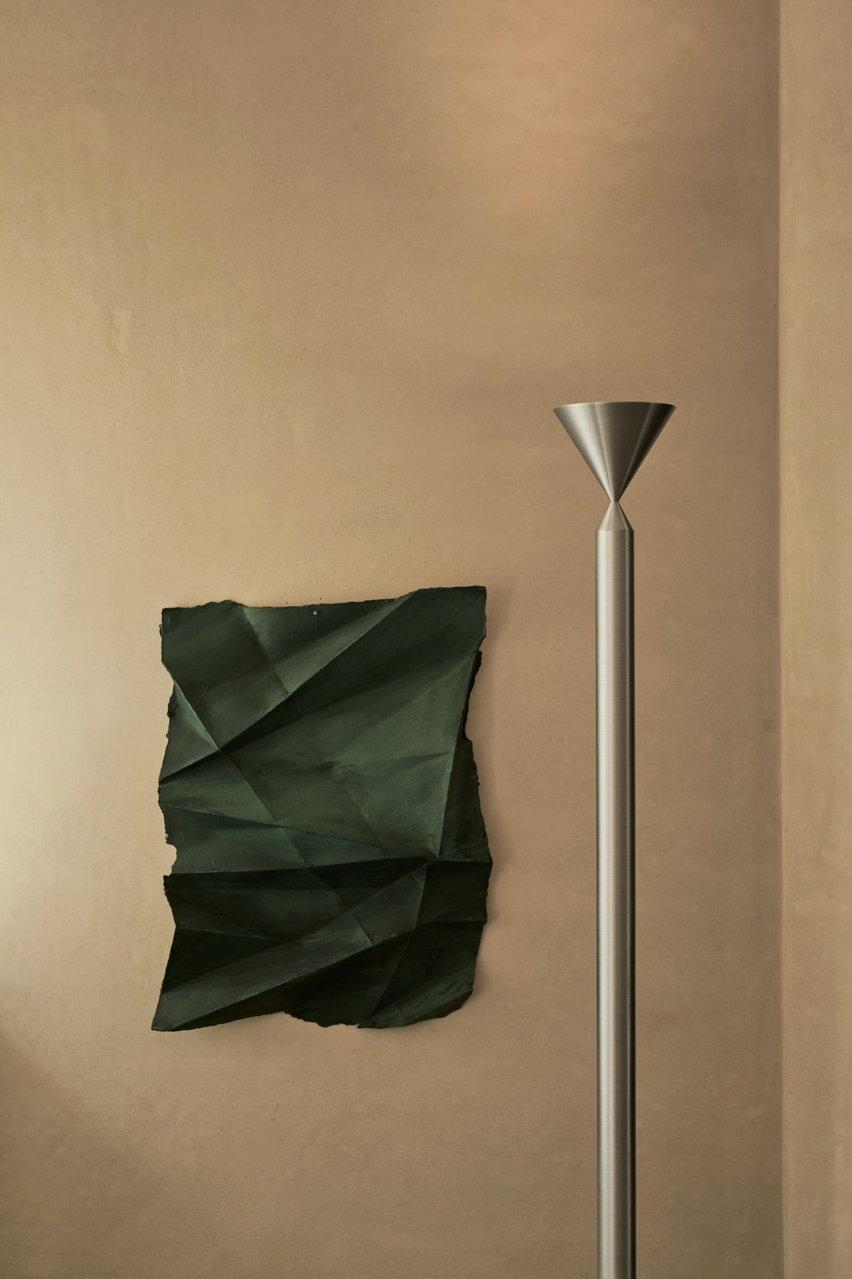 Pholc Apollo floor lamp by Broberg & Ridderstråle – Aluminum, styled in a room (3)