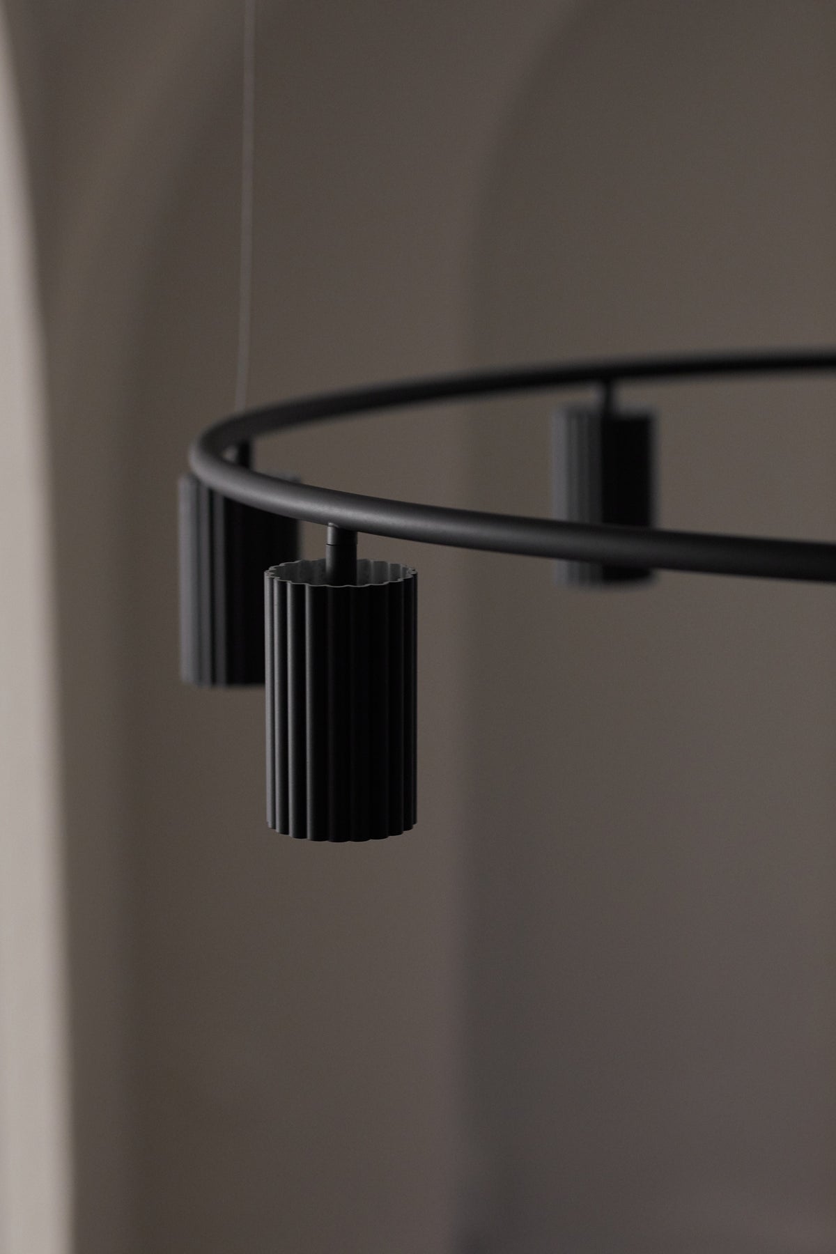 Pholc Donna ring chandelier by Nina Jobs and Stina Sandwall – Circle 100 (39.4 in) Black Ink, styled in a room (5)