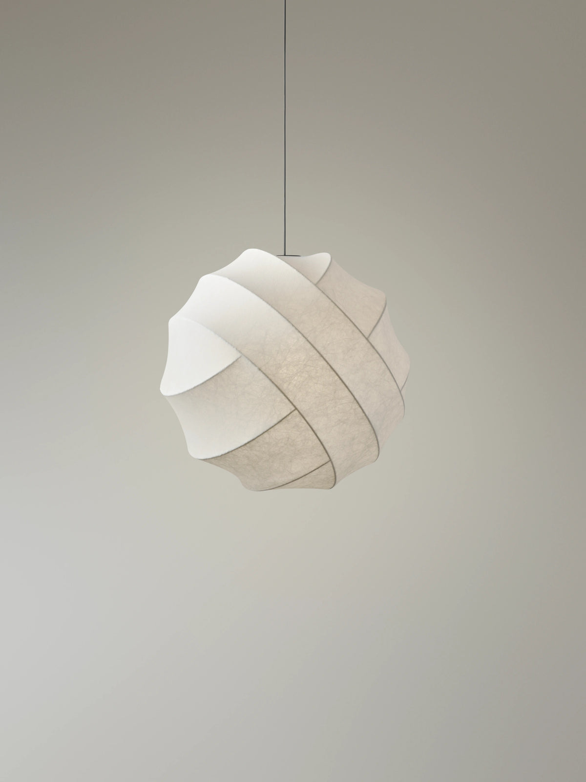 Pholc Turner cocoon pendant light by Broberg & Ridderstråle – Turner 80 lit in a white room