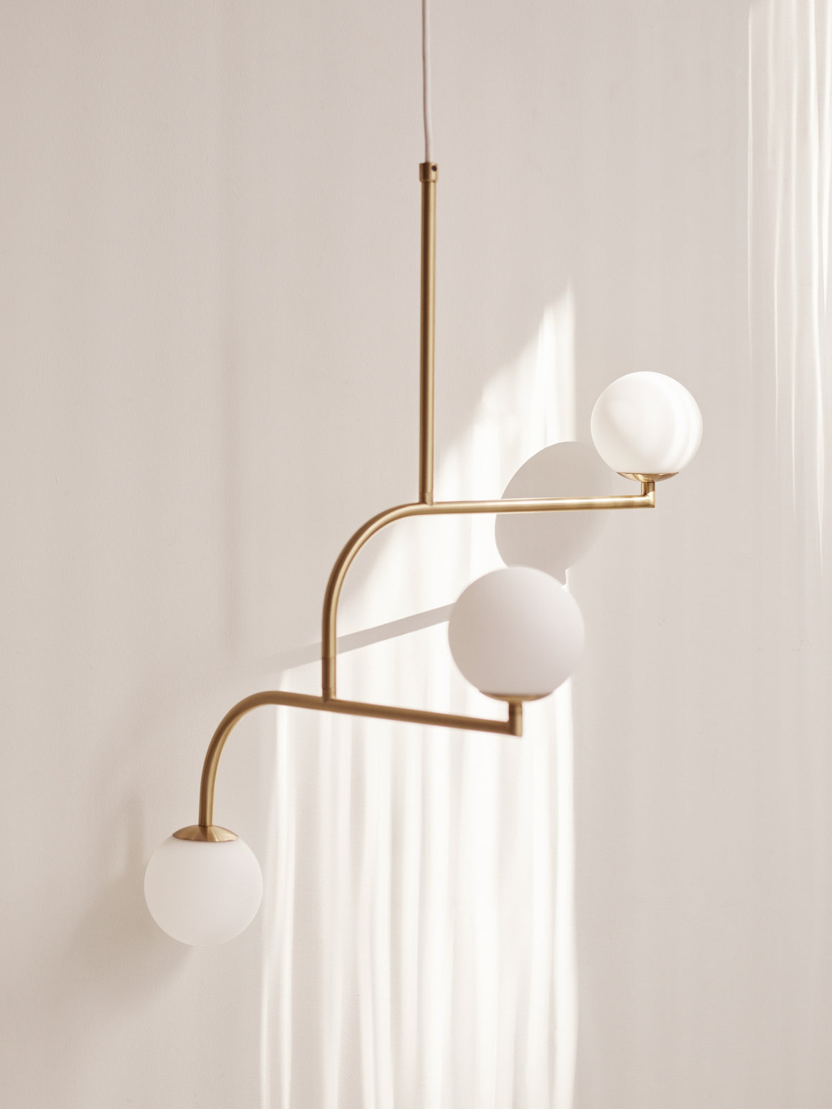Pholc Mobil chandelier by Monika Mulder – Mobil 70 (3 lights) Brass and Opal, studio view