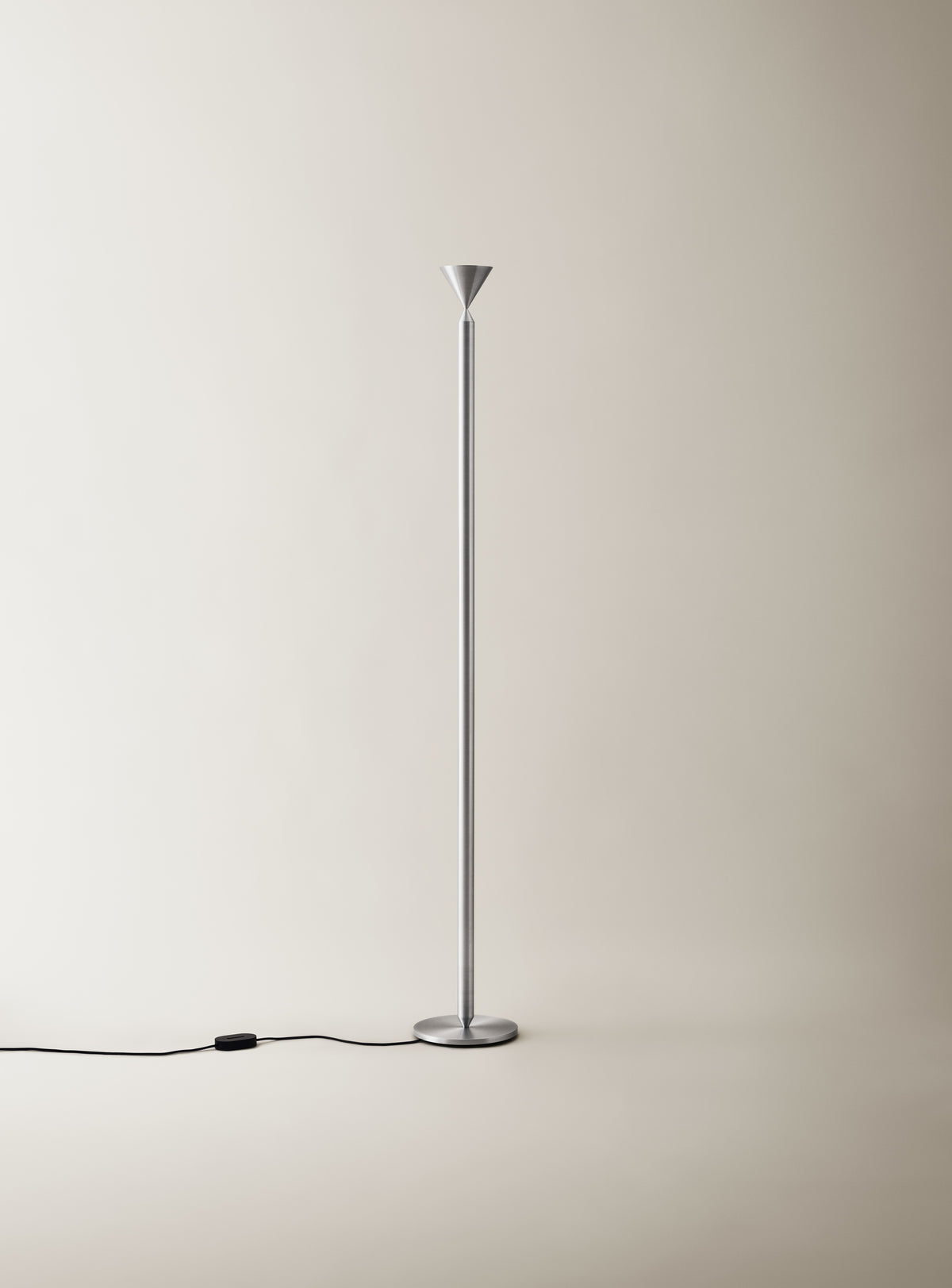 Pholc Apollo floor lamp by Broberg & Ridderstråle – Aluminum, studio view (2)
