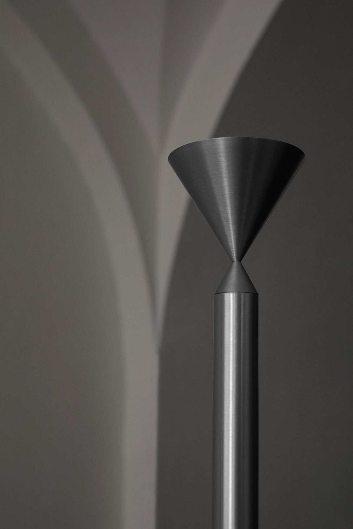 Pholc Apollo floor lamp by Broberg & Ridderstråle – Aluminum, styled in a room (6)
