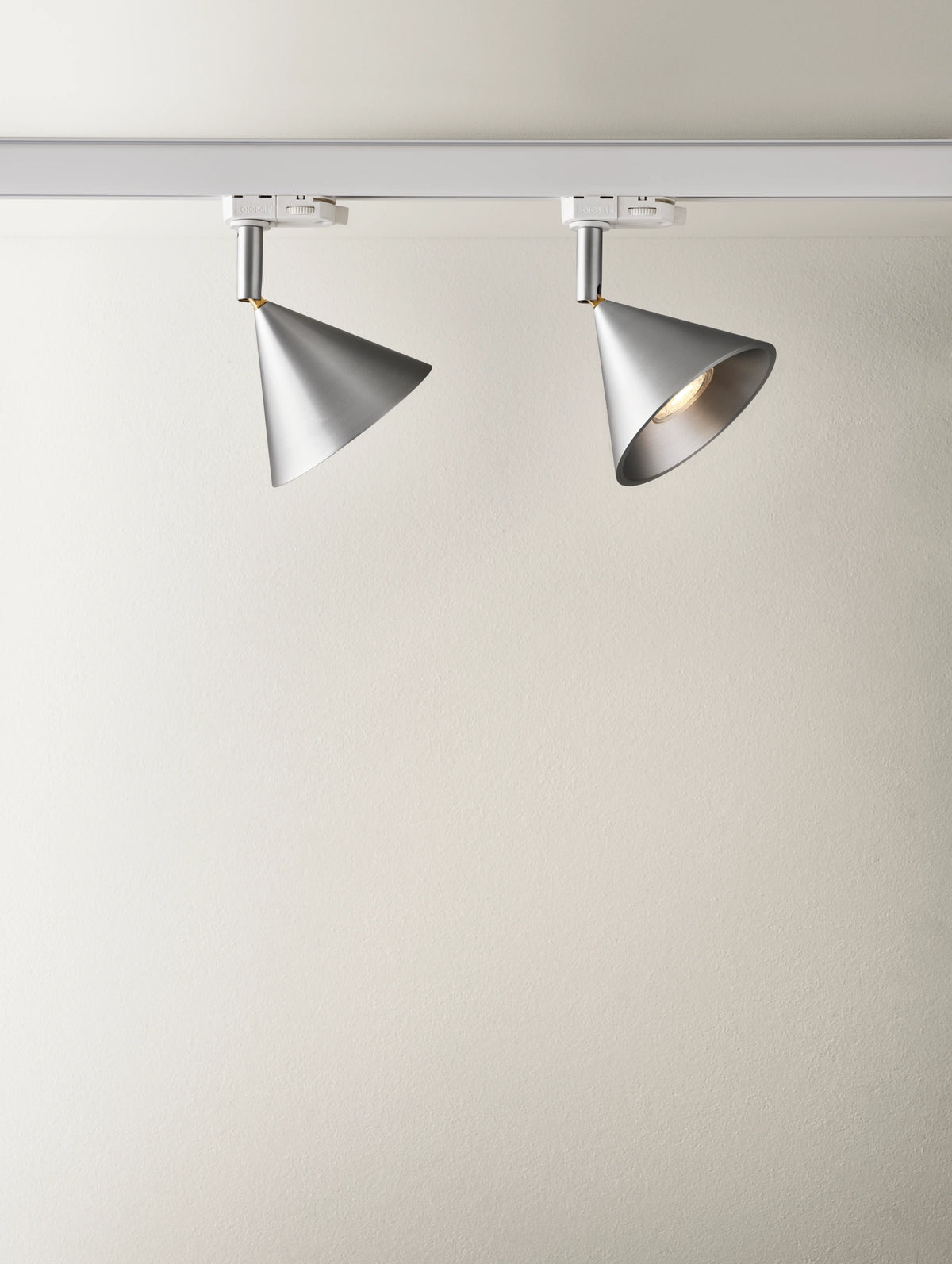 Pholc Apollo track spotlight by Broberg & Ridderstråle – Aluminum with White Adapter, studio view