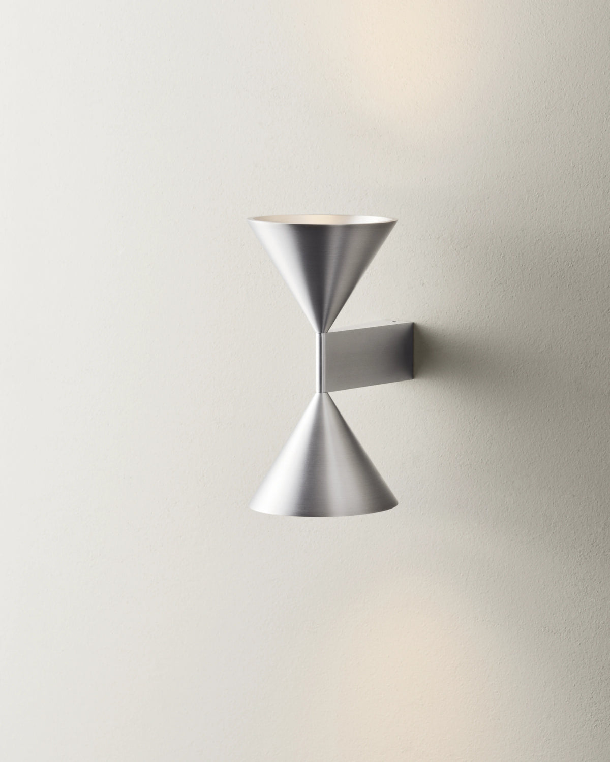 Pholc Apollo wall light by Broberg & Ridderstråle – Apollo 24 (double cone) Aluminum, studio view