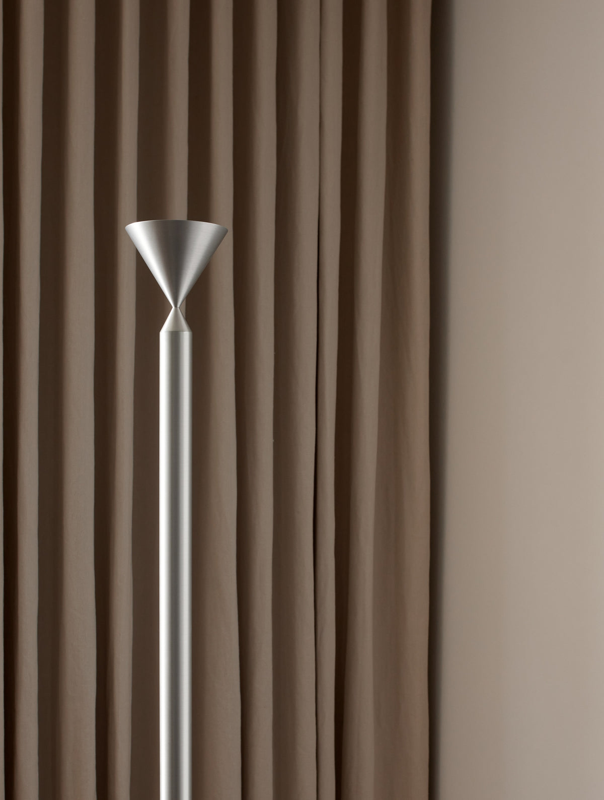 Pholc Apollo floor lamp by Broberg & Ridderstråle – Aluminum, styled in a room (8)