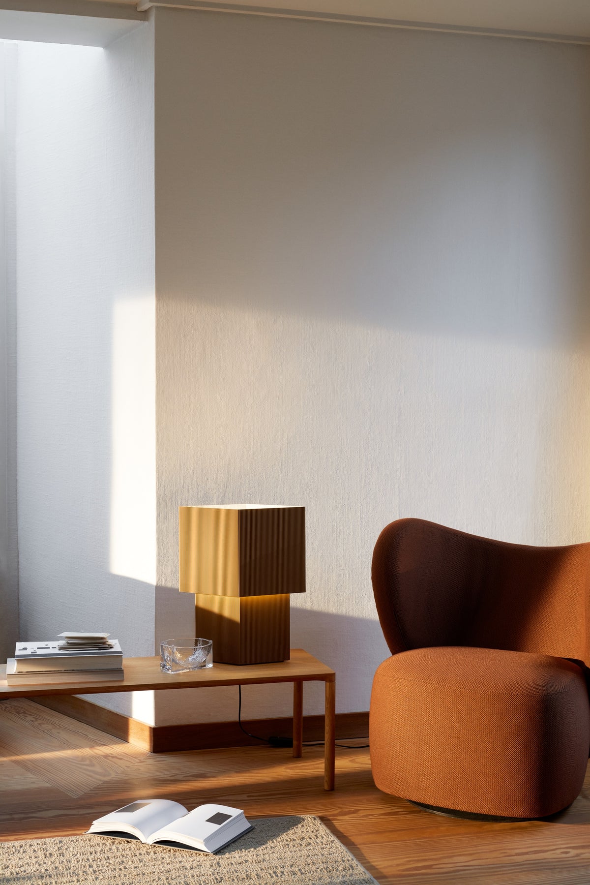 Pholc Romb table lamp by Broberg & Ridderstråle – Romb 48 (18.9 in) Cumin, styled in a room (2)