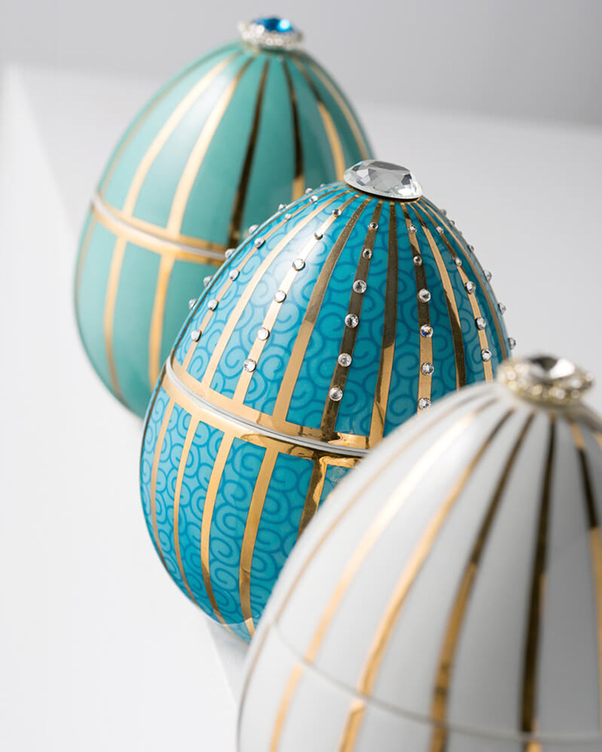 Bois de Russie 220 g ceramic egg candle by Ladenac Milano, light blue eggs styled together