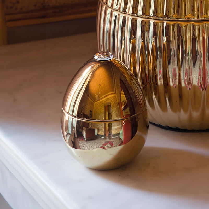 Bois de Russie 220 g ceramic egg candle by Ladenac Milano, Gold egg in a warm interior