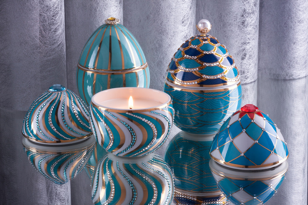 Bois de Russie 220 g ceramic egg candle by Ladenac Milano, Espiral Blue egg styled with lit eggs