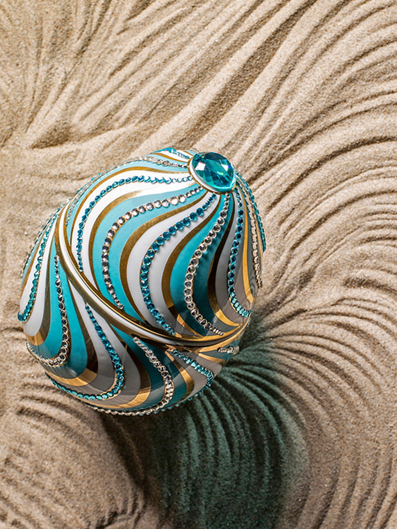 Bois de Russie 220 g ceramic egg candle by Ladenac Milano, Espiral Blue egg on a sculpted surface