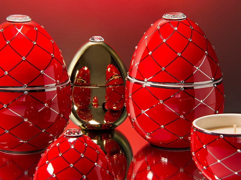 Bois de Russie 450 g ceramic egg candle by Ladenac Milano, red eggs styled on a red backdrop