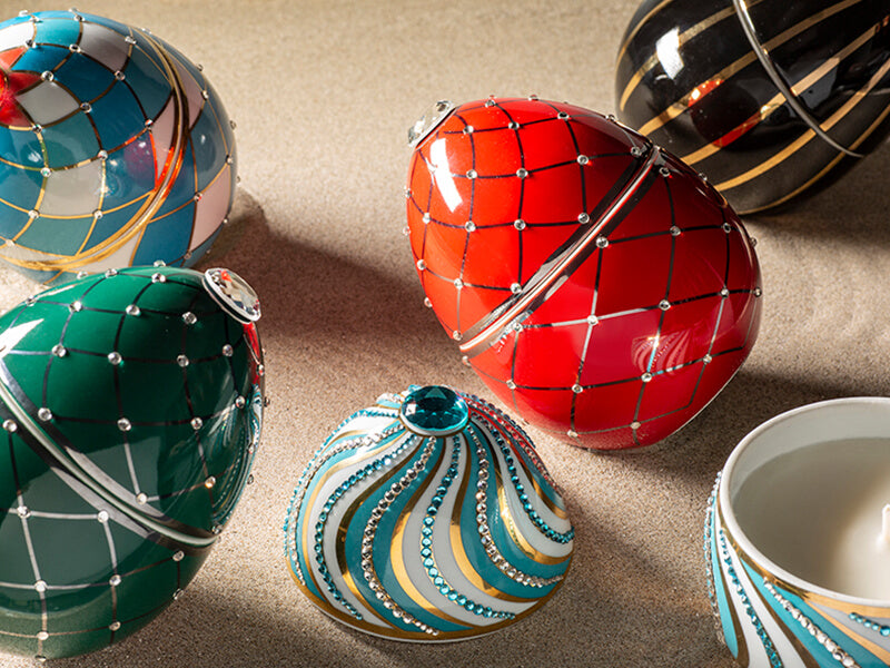 Bois de Russie 220 g ceramic egg candle by Ladenac Milano, Green Silver Stripes egg styled with red and blue decors