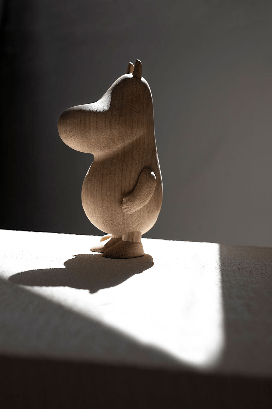 Boyhood Moomintroll wooden figure in oak, Small (image 19)