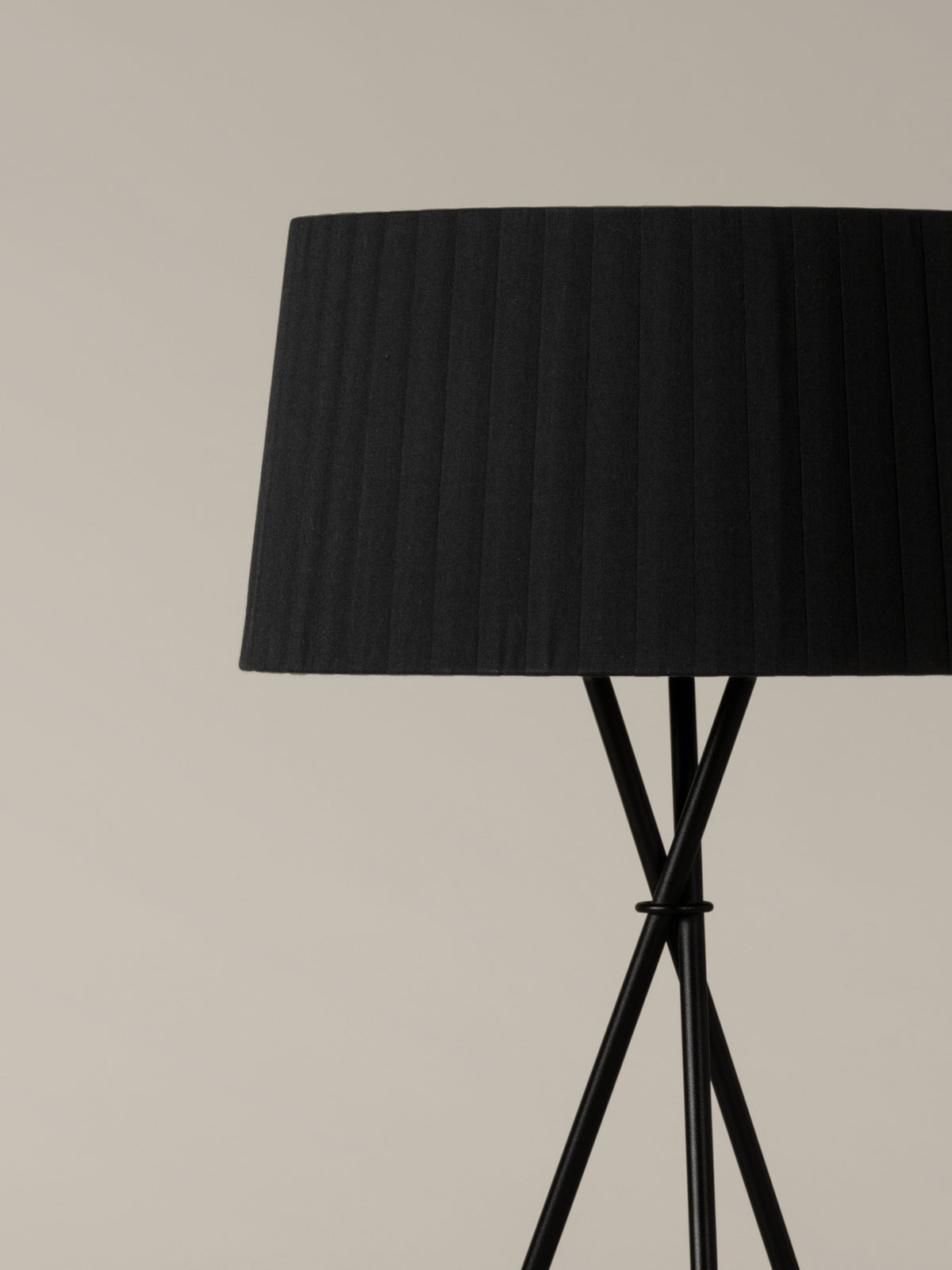Santa & Cole Trípode G6 table lamp – black ribbon shade detail, image 3
