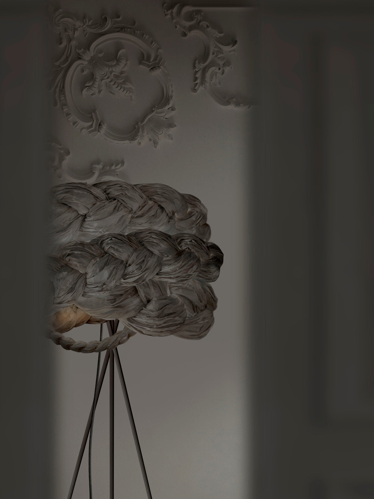 Mammalampa The Bride medium floor lamp in Graphite – styled in a room (3)