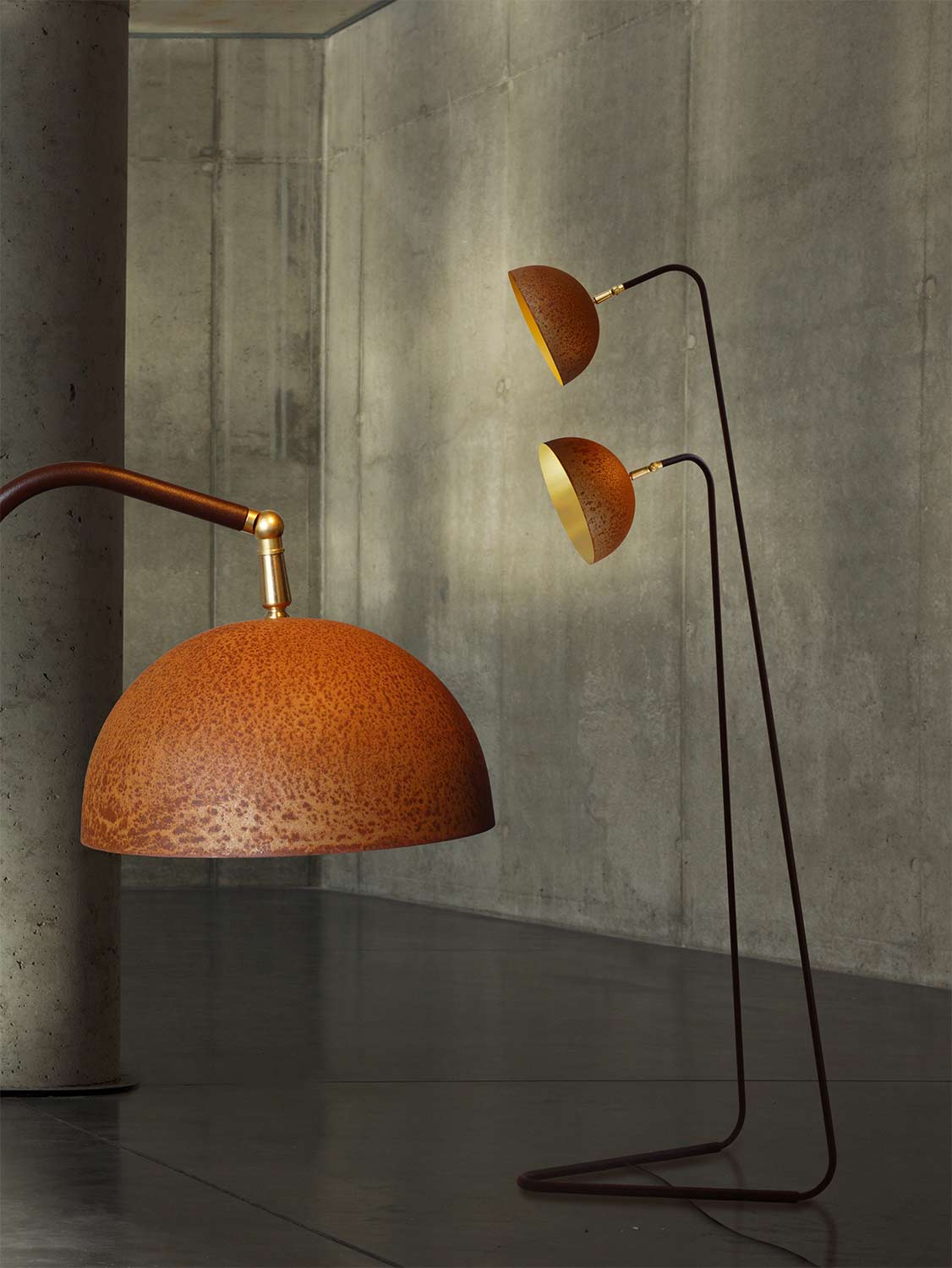 Mammalampa The Queen double floor lamp in Rust and Gold – styled in a room (2)