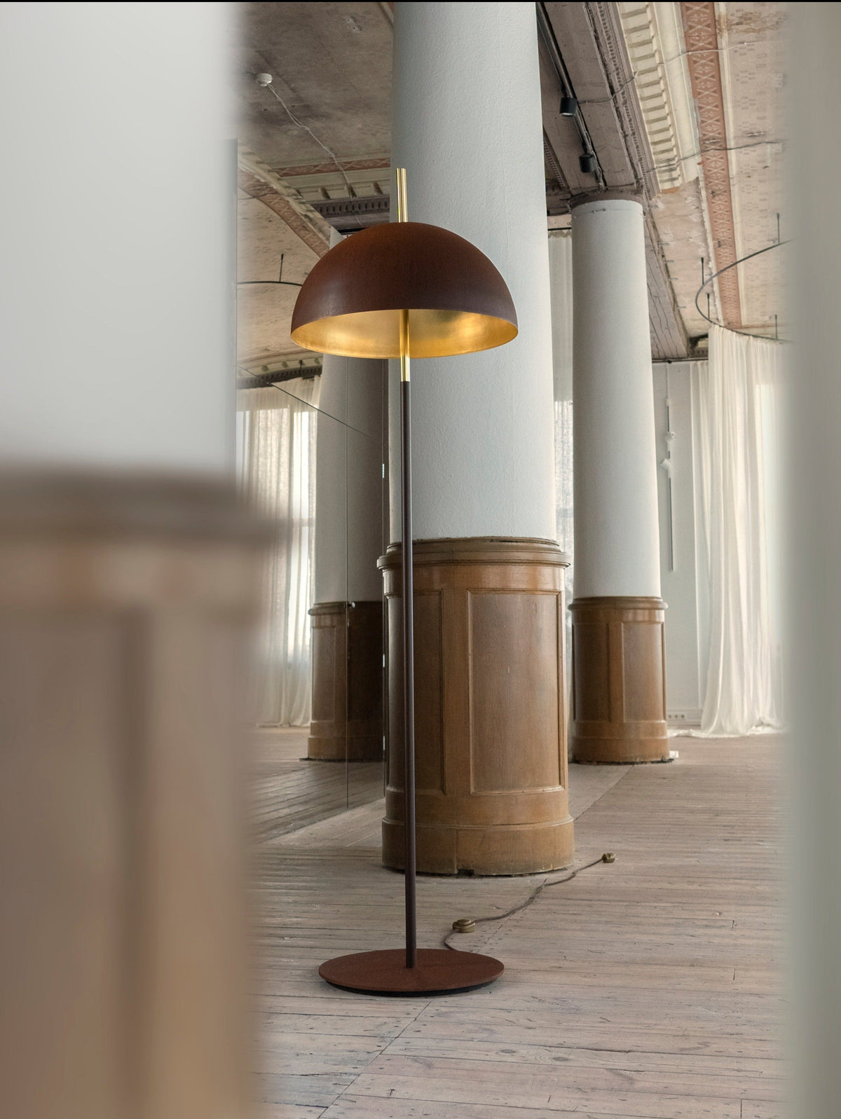 Mammalampa The Queen floor lamp in Rust and Gold – styled in a room (2)