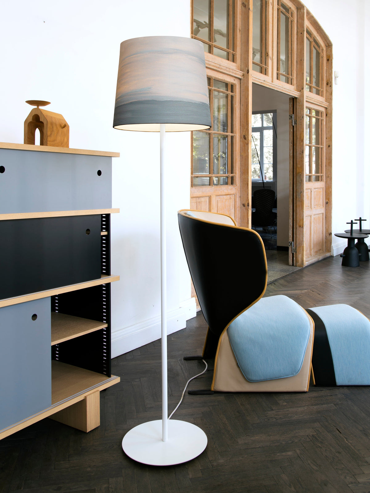 Mammalampa The Sisters floor lamp in Fog – styled in a room (2)