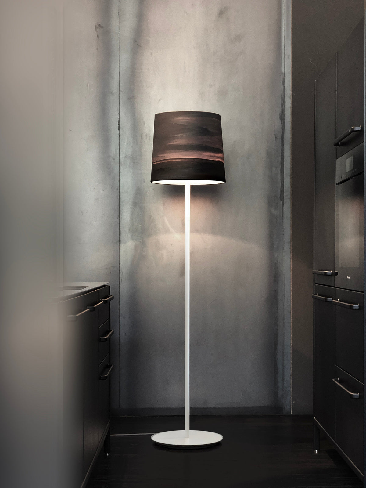 Mammalampa The Sisters floor lamp in Mist – styled in a room (2)