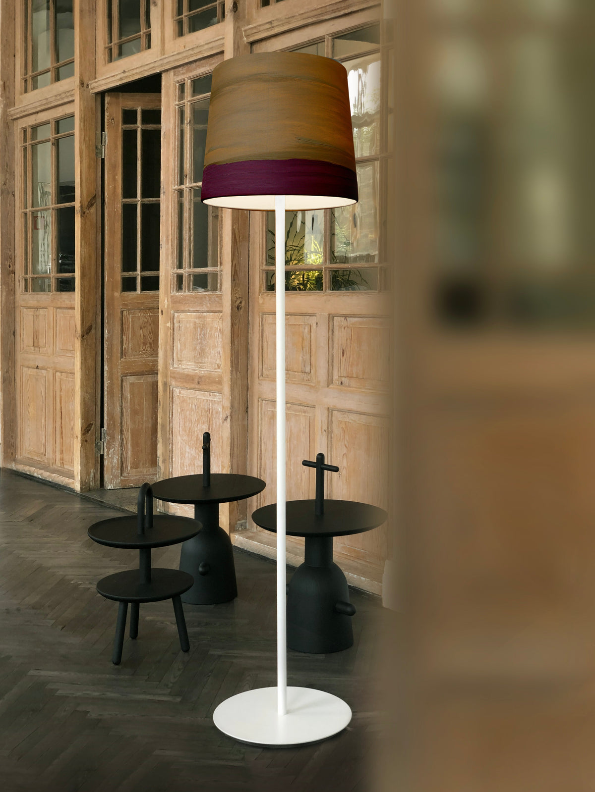 Mammalampa The Sisters floor lamp in Twilight – styled in a room