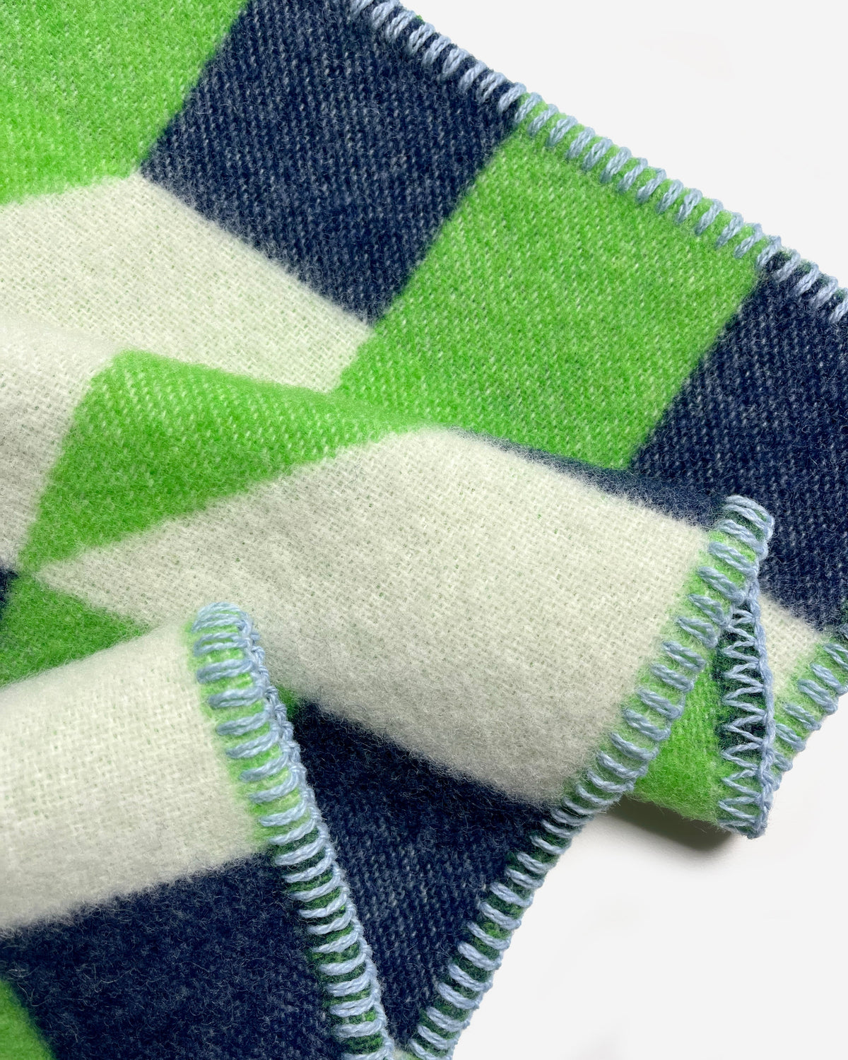 Maison Deux Cubics Wool Blanket in Apple/Navy – detail 3