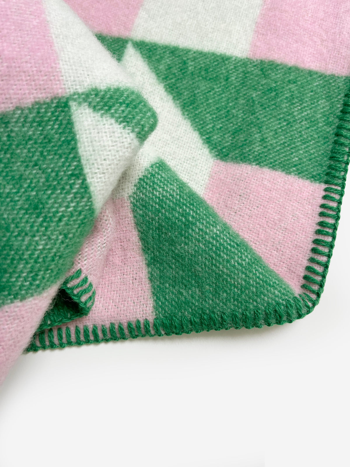 Maison Deux Cubics Wool Blanket in Grass/Pink – detail 3