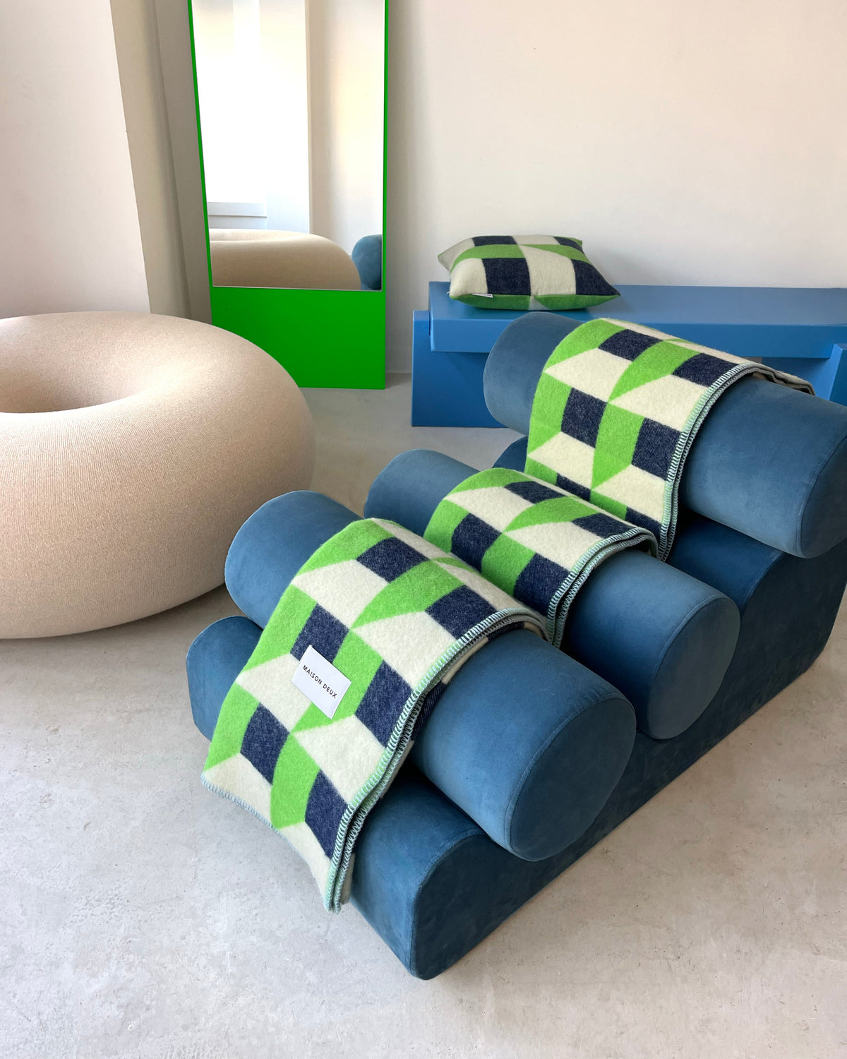 Maison Deux Cubics Wool Blanket in Apple/Navy – detail 4